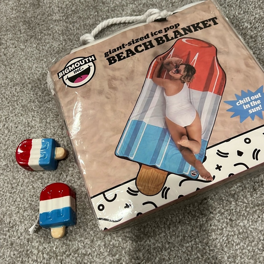 Popsicle beach blanket and matching salt and pepper shakers NWT. Comes with tote
